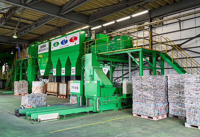 スチール缶・アルミ缶・ガラスびんやペットボトル・ビニール袋なども分別処理しています！