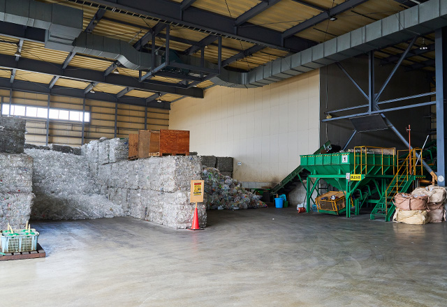 ペットボトルを粉砕し、ペットフレークに処理しています！