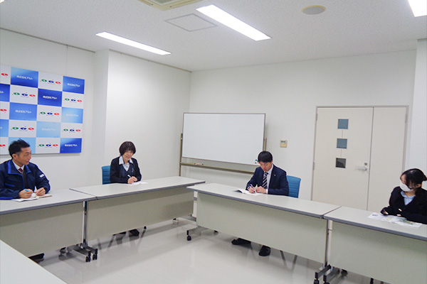 ラジオ体操後、月に1度の営業会議に出席