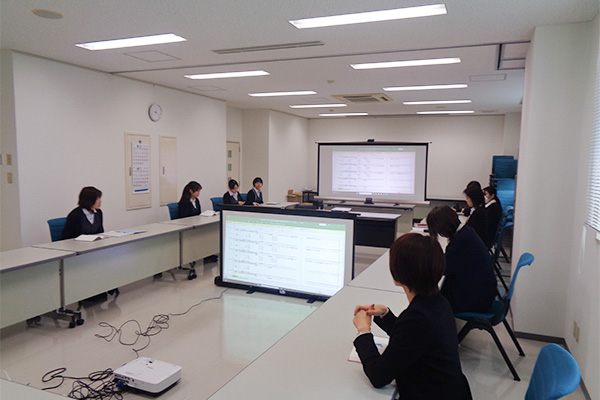 月に一度の事務会議に出席