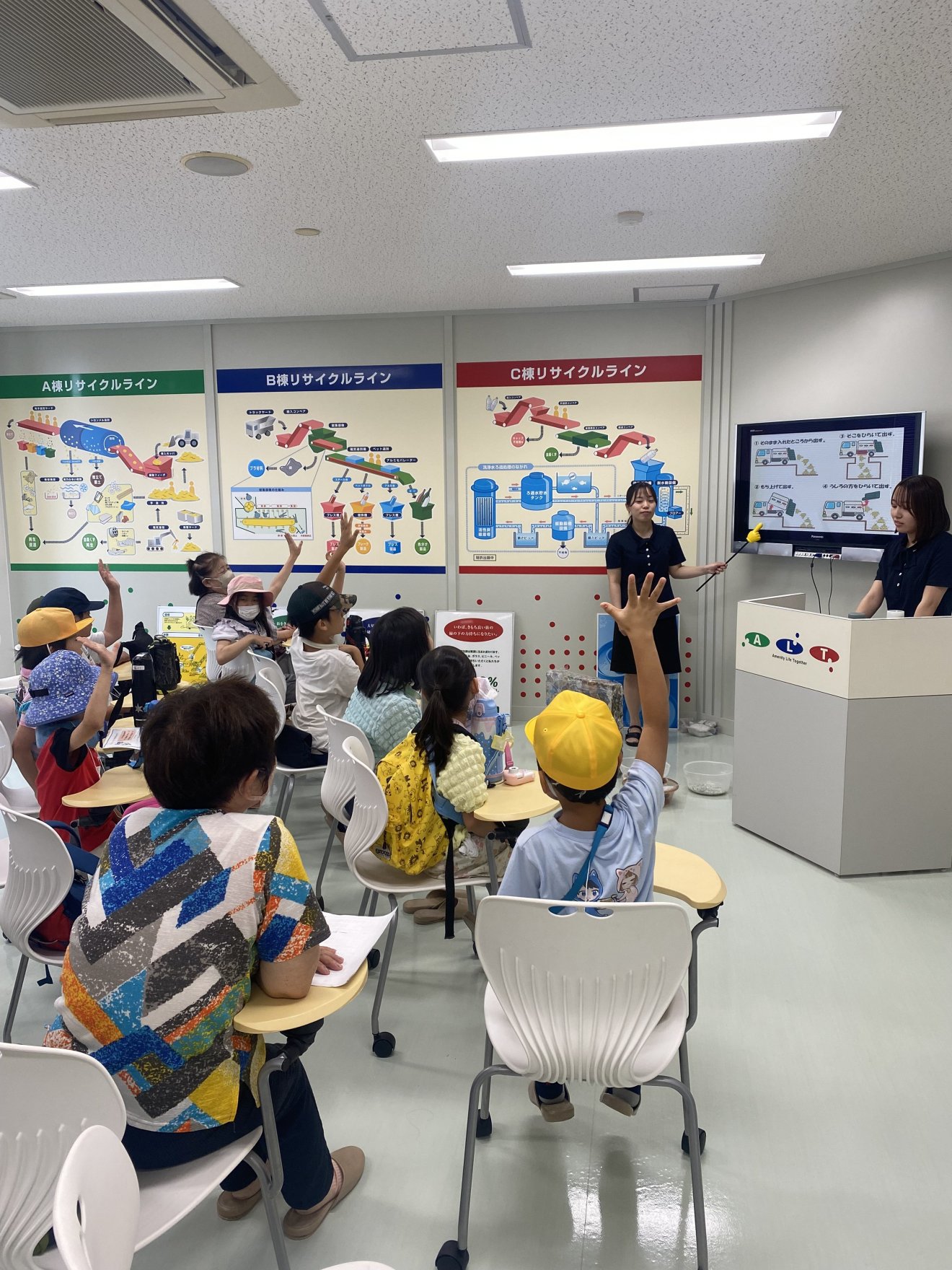 立山町社会福祉協議会様が見学に来社されました。