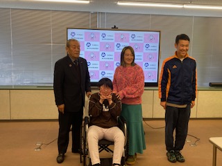 社会福祉協議会様へ車椅子を寄贈しました。